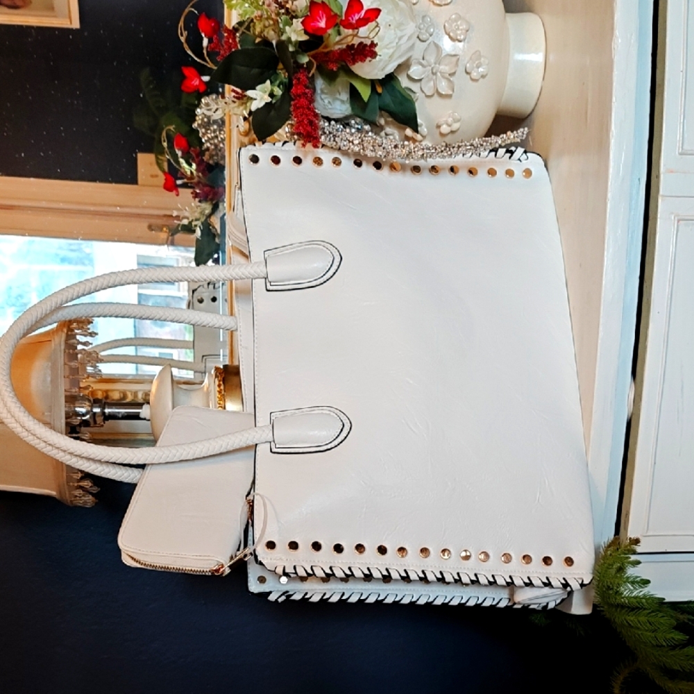 White Tote Bag with Structured Design and Sleek Appearance